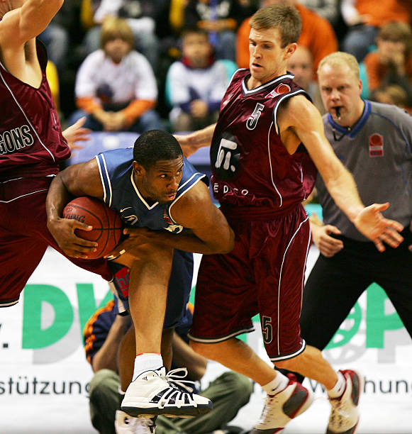 名随队席观 名随队席观